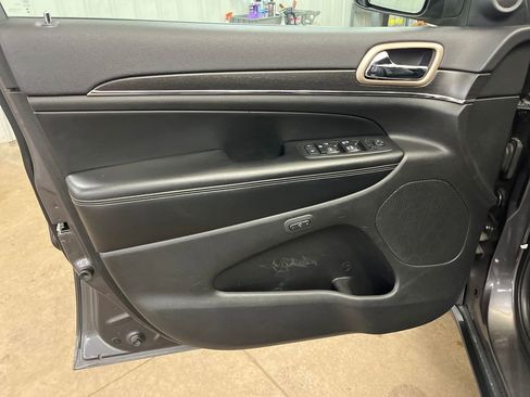 Used 2017 Jeep Grand Cherokee Limited image 12