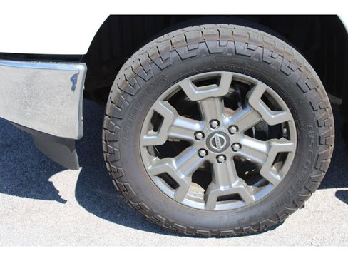 Used 2018 Nissan Titan SL w/ Chrome Package AWD/4WD image 9