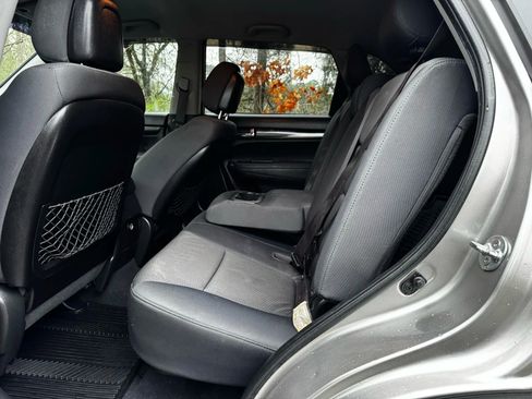 Used 2012 Kia Sorento LX w/ Convenience Pkg image 14