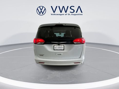 Used 2023 Chrysler Voyager LX FWD image 7