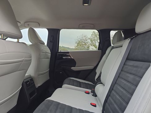 New 2025 Mitsubishi Outlander SE image 25