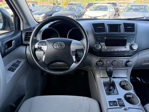 Used 2012 Toyota Highlander 4WD image 16