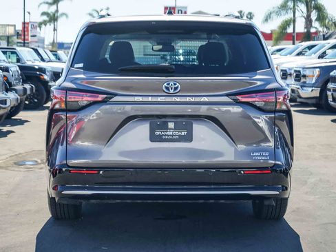 Used 2022 Toyota Sienna Limited FWD image 5