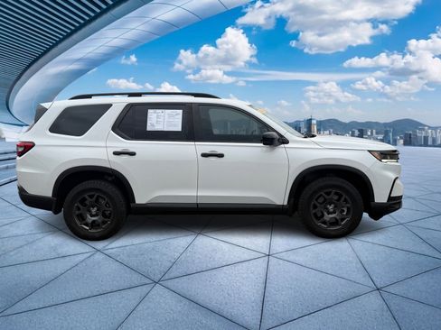 Used 2024 Honda Pilot TrailSport image 3