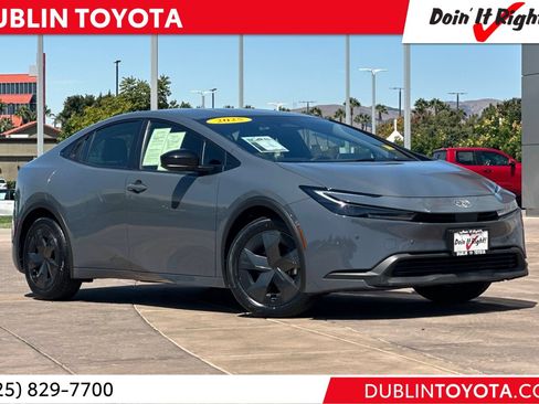 Used 2025 Toyota Prius LE FWD image 1