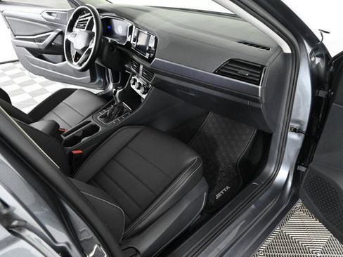 Certified 2023 Volkswagen Jetta SE w/ Panoramic Sunroof Package image 11