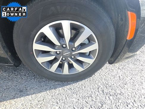 Used 2023 Chrysler Pacifica Touring-L image 11