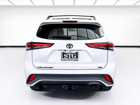 Used 2022 Toyota Highlander XSE FWD image 5