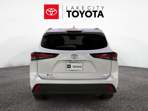Used 2024 Toyota Highlander XLE image 6