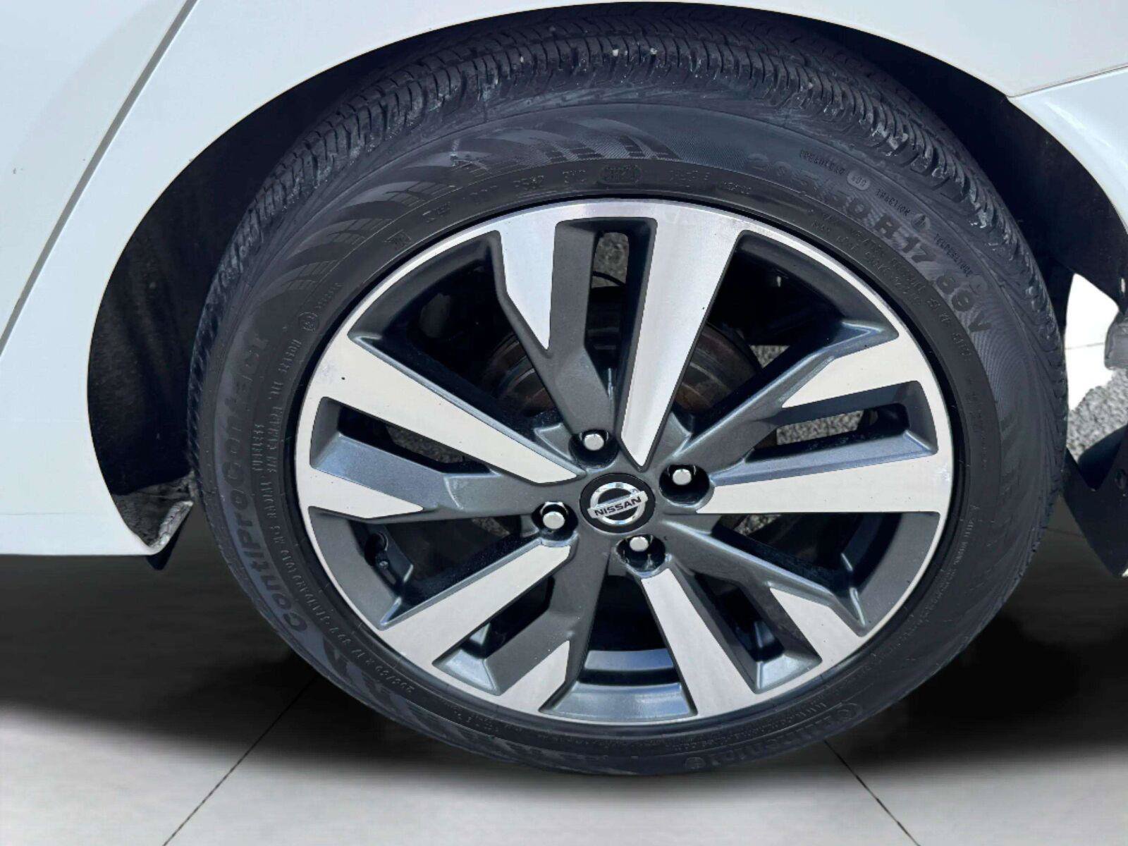 Used 2021 Nissan Versa SR w/ Convenience Package FWD image 48