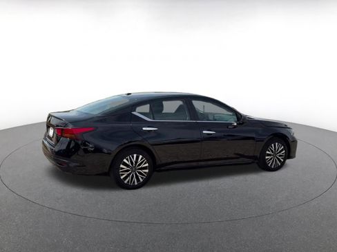 Used 2025 Nissan Altima 2.5 SV FWD image 12
