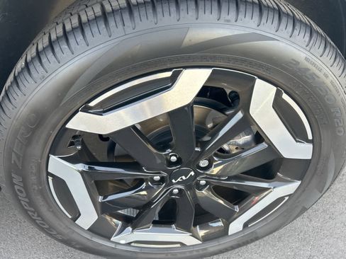 Used 2024 Kia Telluride EX w/ EX Captain's Chair Package image 15