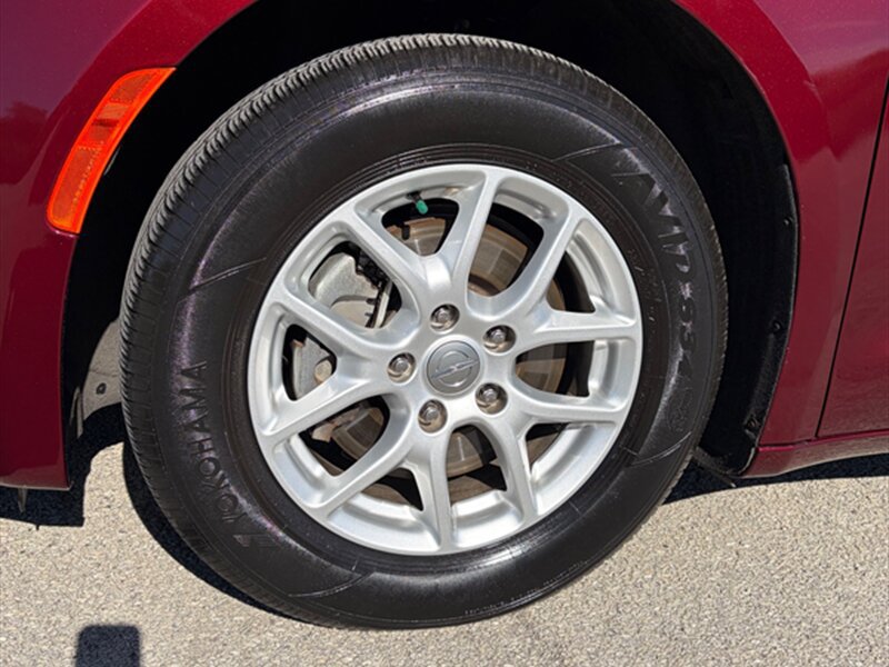 Used 2020 Chrysler Pacifica Touring-L FWD image 26