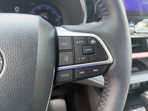 Used 2025 Toyota Highlander Platinum AWD/4WD image 29