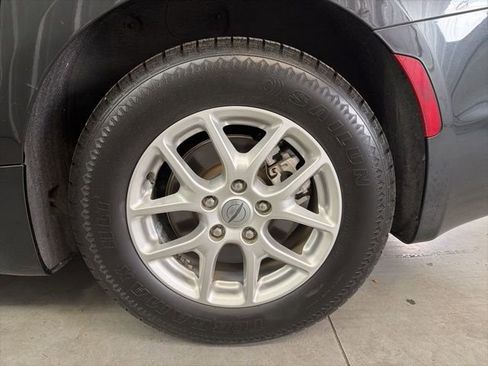 Used 2023 Chrysler Pacifica Touring-L image 10