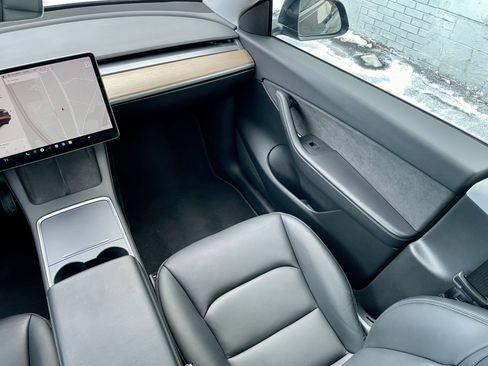 Used 2021 Tesla Model Y Long Range image 18