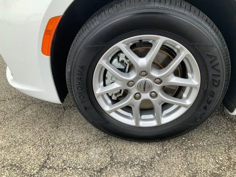 Used 2025 Chrysler Pacifica Select image 10