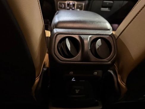 Used 2019 Jeep Wrangler Unlimited Rubicon w/ Dual Top Group AWD/4WD image 29