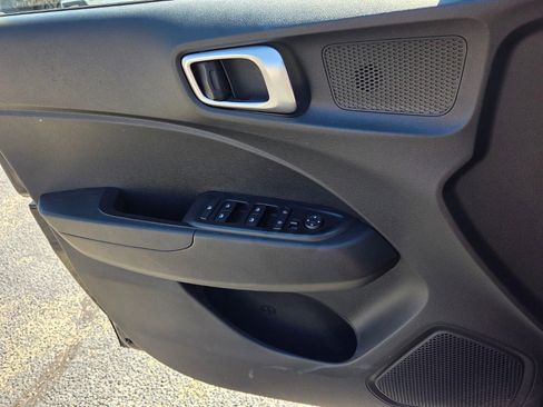 Used 2025 Hyundai Venue SE image 27