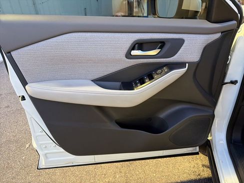 Used 2023 Nissan Rogue SV image 12