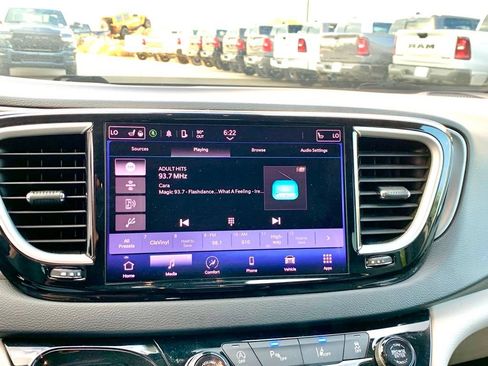 Used 2023 Chrysler Pacifica Touring-L FWD image 35