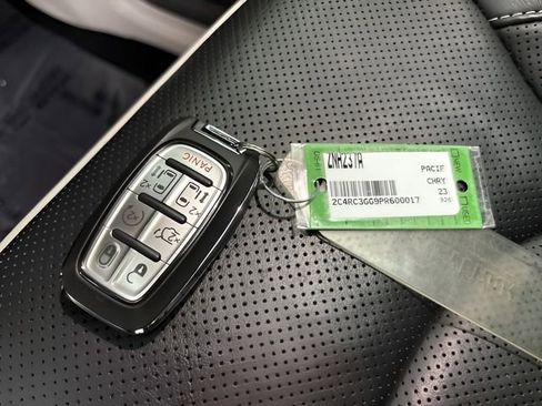 Used 2023 Chrysler Pacifica Limited image 31