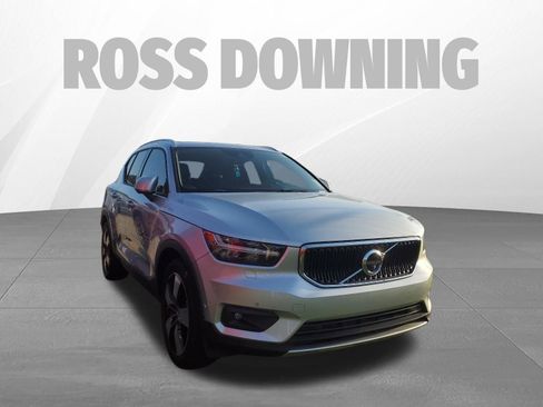 Used 2019 Volvo XC40 T4 Momentum image 3