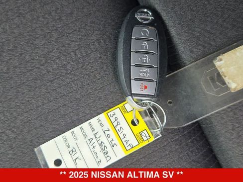 Used 2025 Nissan Altima 2.5 SV FWD image 32