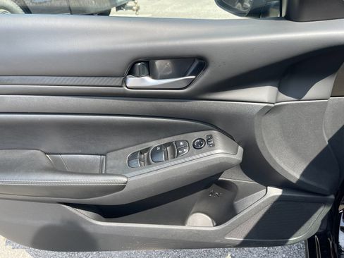 Used 2024 Nissan Altima 2.5 SV FWD image 12