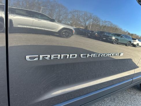 Used 2022 Jeep Grand Cherokee Limited image 18