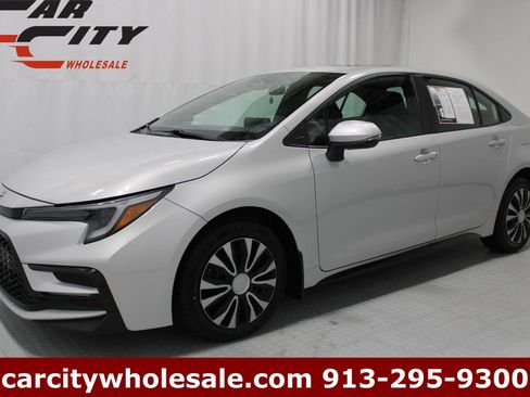 Used 2024 Toyota Corolla SE w/ SE Premium Package FWD image 1