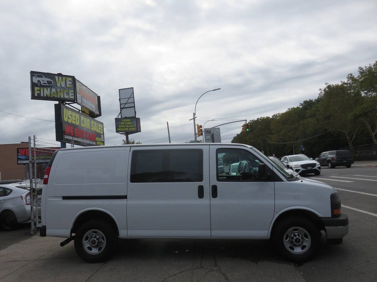 Used 2019 GMC Savana 2500 w/ Driver Convenience Package RWD image 5
