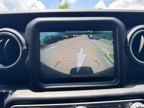 Used 2018 Jeep Wrangler Unlimited Sahara AWD/4WD image 27