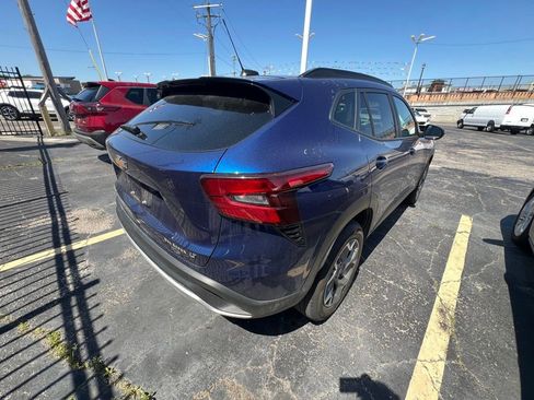 Used 2024 Chevrolet Trax LT w/ Sunroof Package FWD image 4