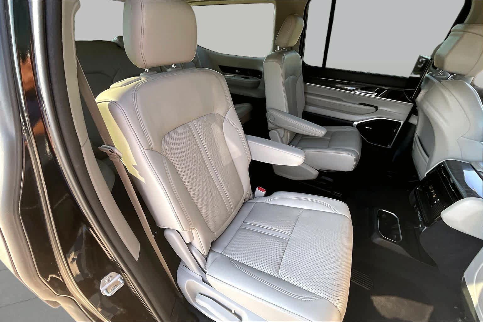 Used 2022 Jeep Wagoneer Series III w/ Convenience Group I RWD image 14