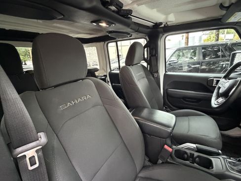 Used 2018 Jeep Wrangler Unlimited Sahara AWD/4WD image 33