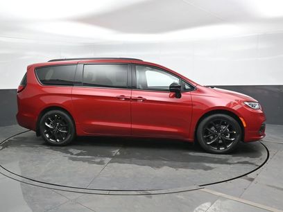New 2026 Chrysler Pacifica Select w/ S Appearance Package