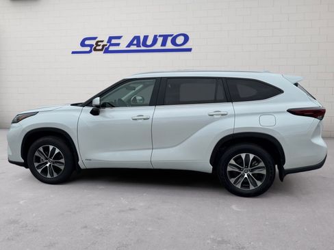 Used 2025 Toyota Highlander XLE AWD/4WD image 2