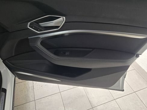 Used 2022 Audi e-tron Premium Plus w/ Premium Plus Package image 3