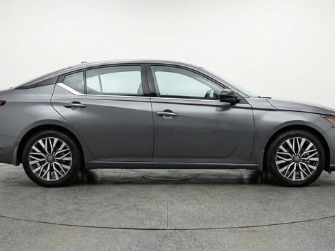 Used 2025 Nissan Altima 2.5 SV image 11