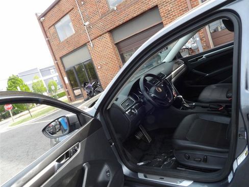 Used 2017 Volkswagen Passat 1.8T R-Line FWD image 10