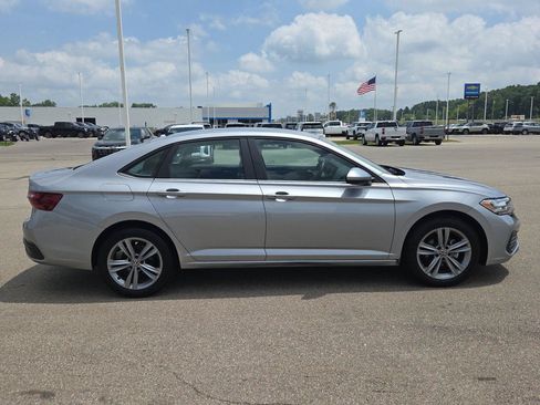 Used 2024 Volkswagen Jetta SE FWD image 8