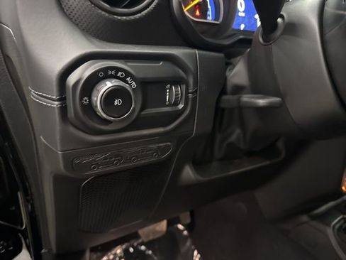 Used 2025 Jeep Wrangler Unlimited Rubicon w/ Technology Group image 10