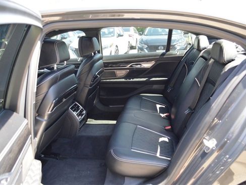 Used 2021 BMW 750i xDrive w/ M Sport Package image 31