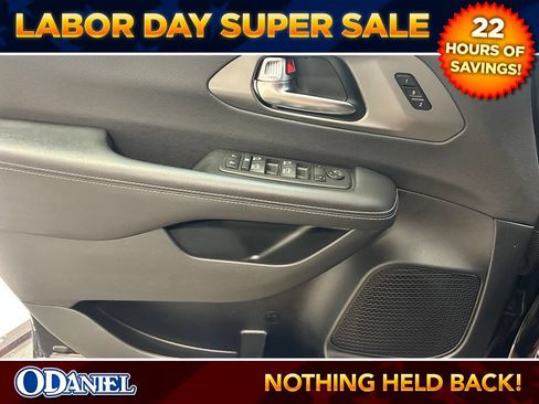 Used 2025 Chrysler Pacifica Select FWD image 9