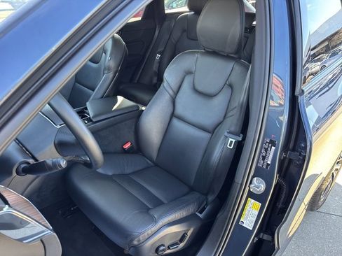 Used 2024 Volvo XC60 B5 Plus image 19