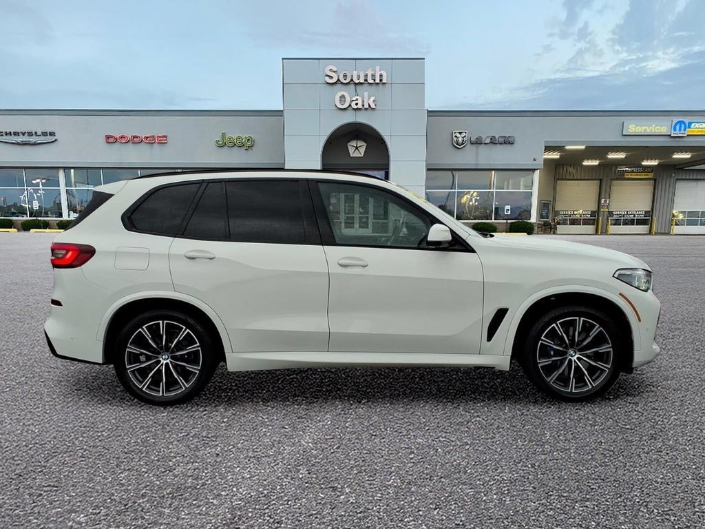 Used 2022 BMW X5 xDrive40i w/ M Sport Package AWD/4WD image 2