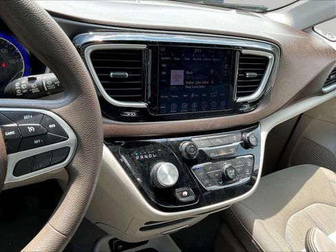 Used 2019 Chrysler Pacifica Touring Plus FWD image 9