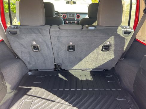 Used 2020 Jeep Wrangler Unlimited Sahara image 14