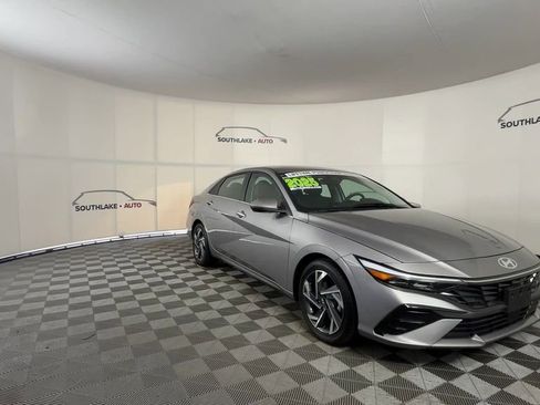 Used 2025 Hyundai Elantra Limited image 2